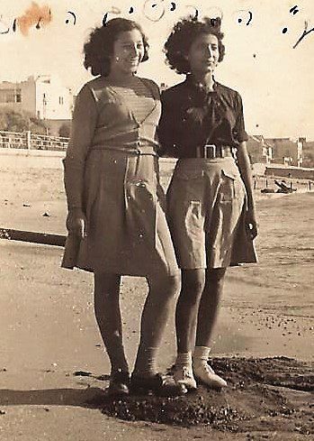 דבורה דנון (משמאל) ויהודית כהן מגורי מספר ימים לפני שיהודית יצאה לקורס ברעננה בו מצאה את מותה מירי הבריטים.