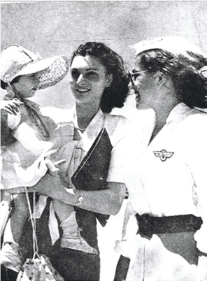 אליאב חנה - בפתח המטוס עם חזרתה לארץ במאי 1948 - מעיתון הארץ