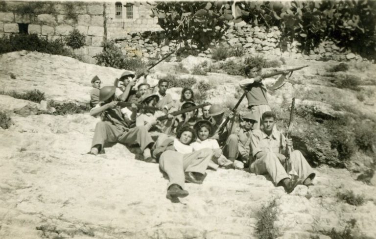 בוגרי קורס נשק - באזור השמאלי של התמונה: יצחק גול שאולוב עם רטיה אוחז בנשק