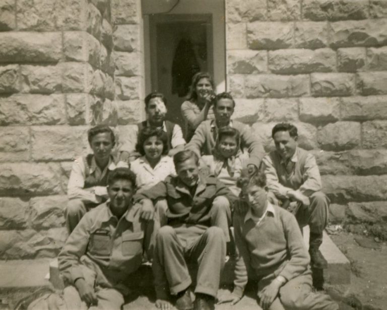לחי שייך באדר-1948- יצחק גול שאולוב עם רטייה . אחרי קרב דיר יאסין